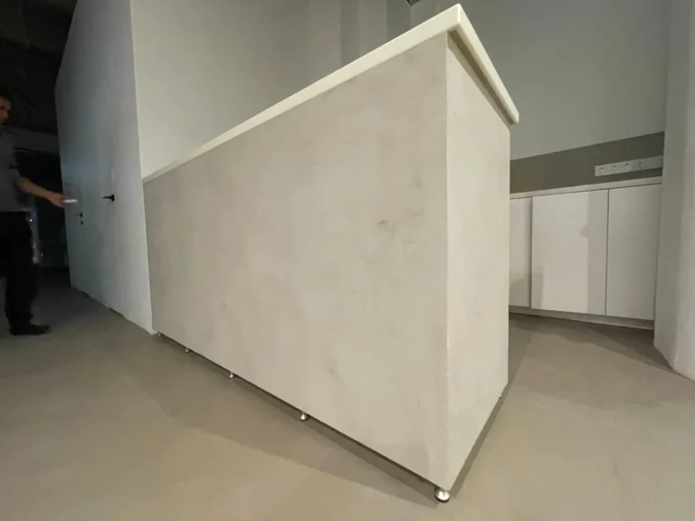 Светлая угловая стойка с фактурной отделкой